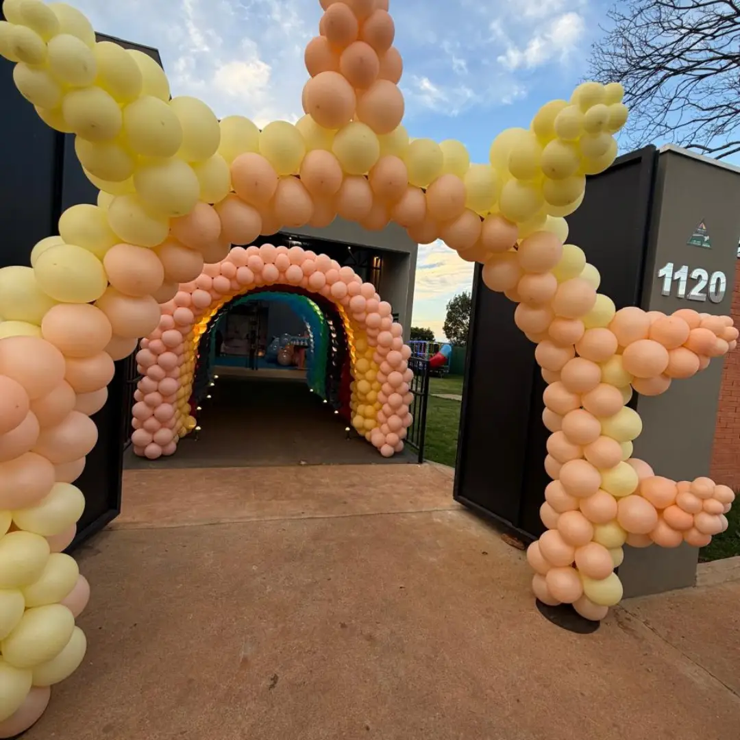 Entrada decorada com arco de balões na Casa Forêt, espaço de eventos do Buffet La Fête