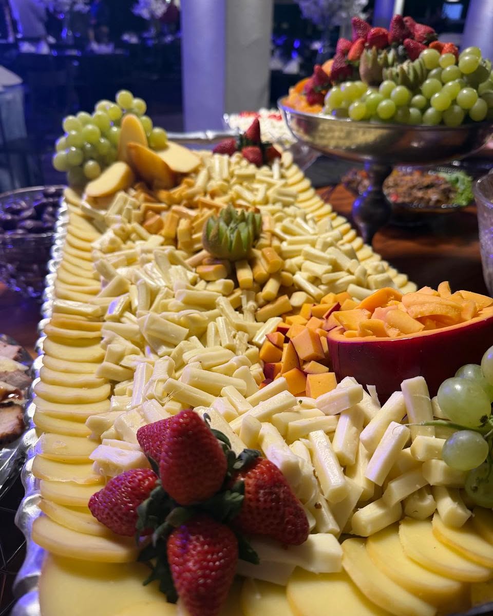 Mesa de frutas, uvas e queijos