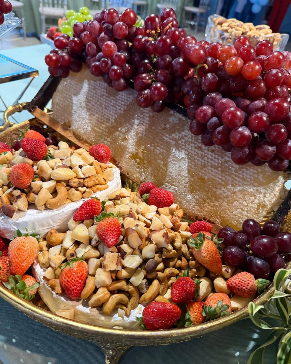 Tábua com morangos, uvas e embutidos