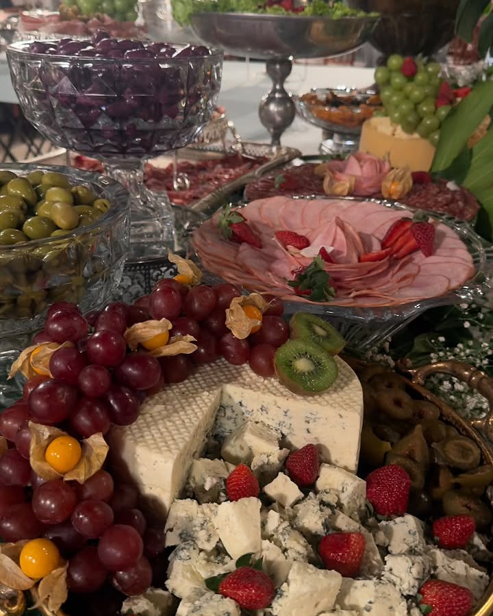 Tábua de queijos, frios e frutas montada pelo Buffet La Fête